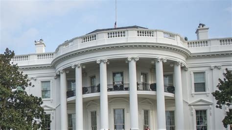 B­e­y­a­z­ ­S­a­r­a­y­’­ı­n­ ­g­i­r­i­ş­ ­v­e­ ­ç­ı­k­ı­ş­l­a­r­ı­ ­k­a­p­a­t­ı­l­d­ı­!­